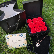 Набір мильних троянд Best Wishes 9 штук у чорній подарунковій скриньці з кулоном